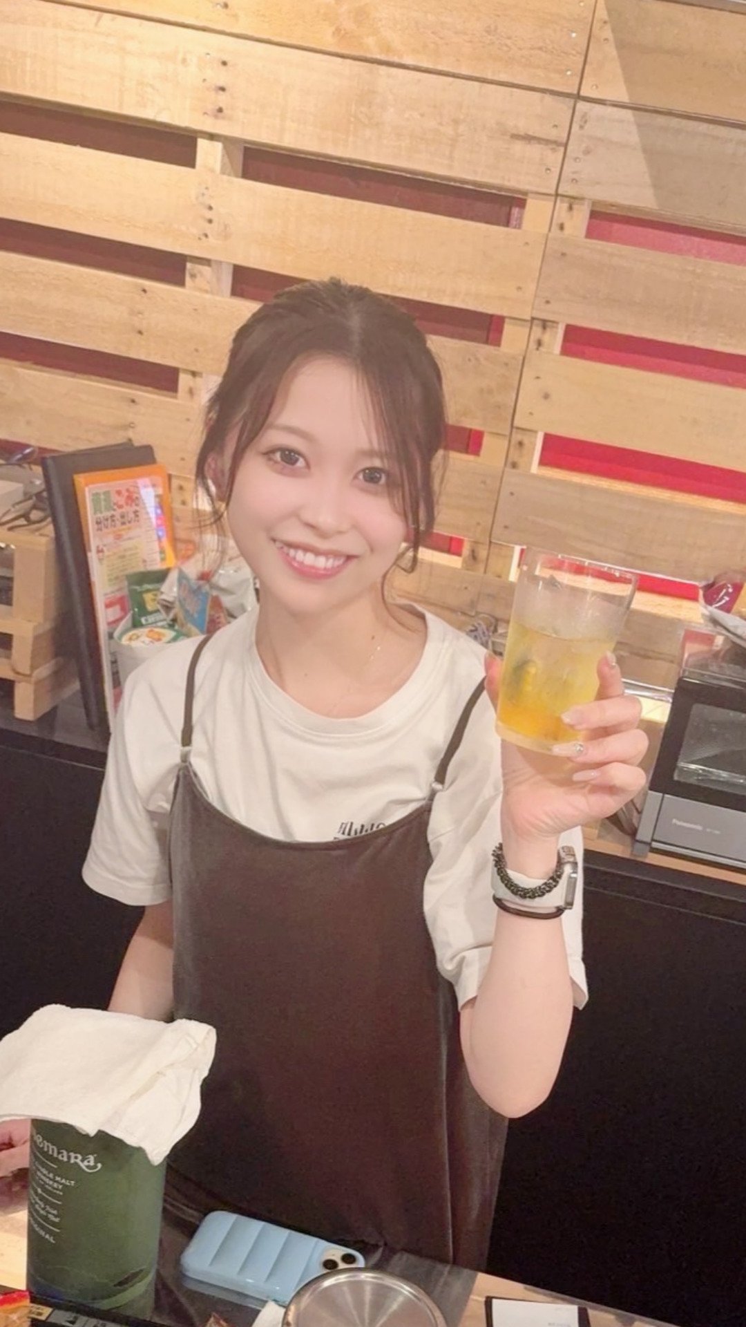 女子プロダーツ内堀遥香｜東京都の店舗イベント出演・接客の様子